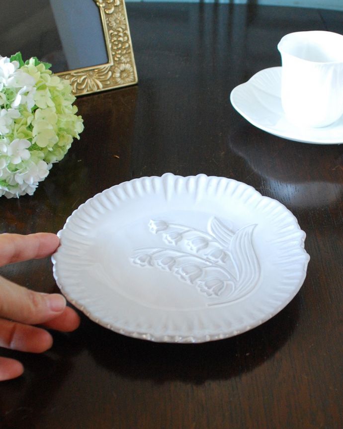 ダイニング雑貨　インテリア雑貨　スズランの模様がとっても可愛いミュゲ（Muguet）のケーキプレート。実用的に一番使いやすいサイズ幸せを運んできてくれるデザインの器で至福の時間を過ごしてください。(n1-337)