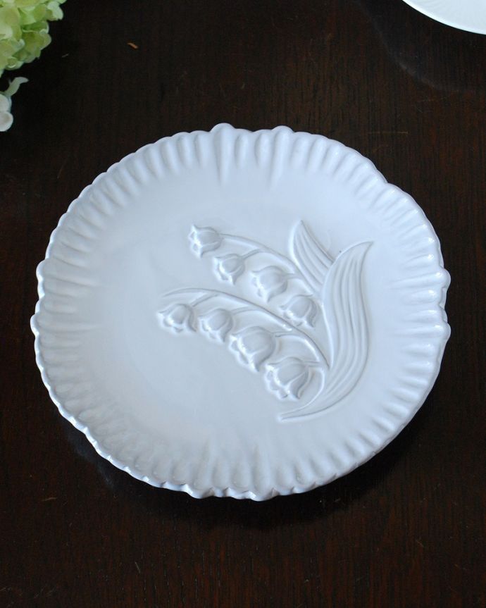 ダイニング雑貨　インテリア雑貨　スズランの模様がとっても可愛いミュゲ（Muguet）のケーキプレート。上から見ると・・・まるでフランスのアンティークのような釉薬を使った仕上げ方の器。(n1-337)