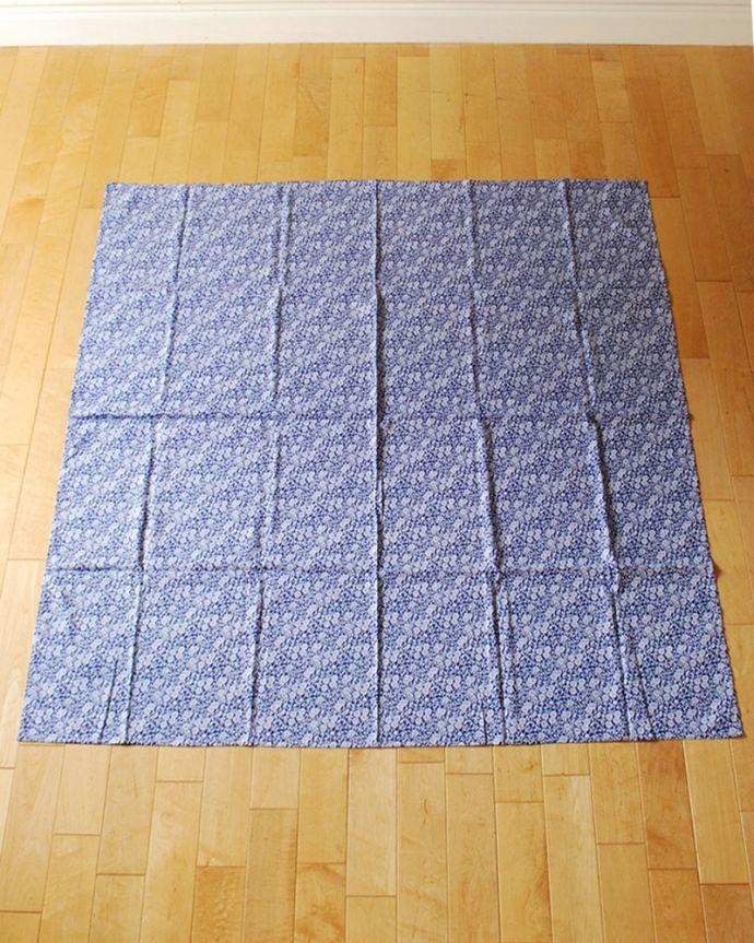 ダイニング雑貨 インテリア雑貨 英国輸入雑貨 バーレイ社のテーブルクロスS(ブルーキャリコ)138×138 上からみると・・・華やかな柄が、食卓を彩ります。(n1-373)