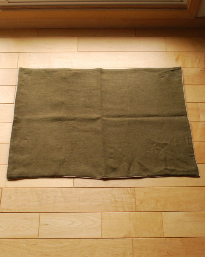 ファブリック（布）雑貨　インテリア雑貨　リネンのクッションカバーL(カーキ)。通年通して使える素材です。(n10-026)