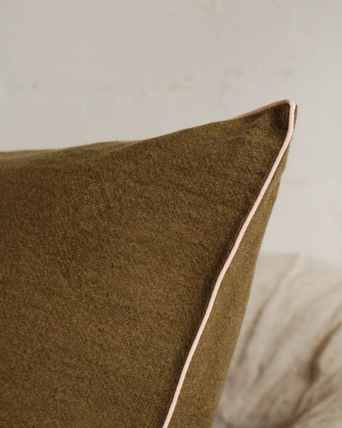 ファブリック（布）雑貨　インテリア雑貨　リネンのクッションカバーL(カーキ)。縁どりのラインがポイントカラーになっています。(n10-026)