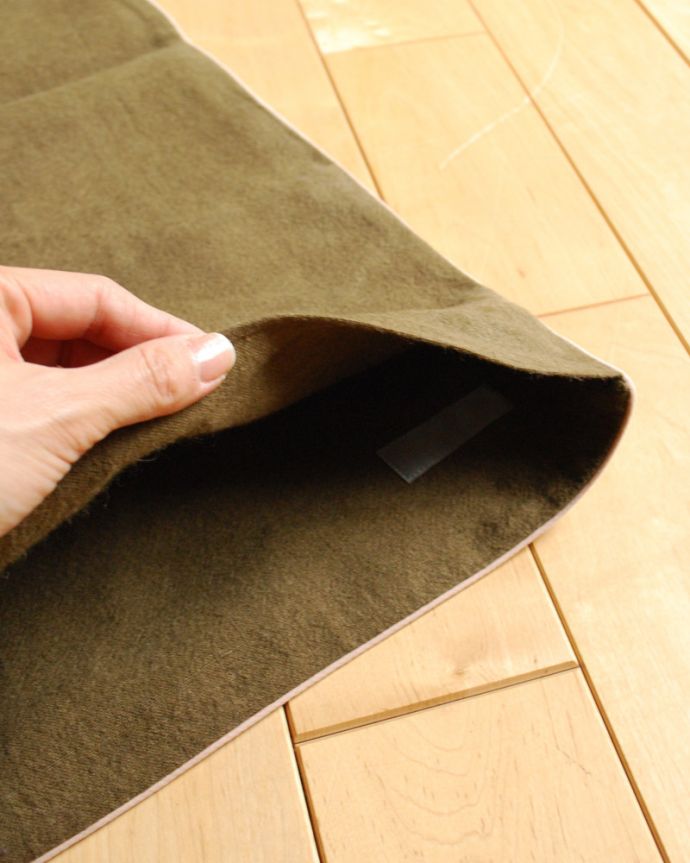 ファブリック（布）雑貨　インテリア雑貨　リネンのクッションカバーL(カーキ)。ファスナーなしのタイプです。(n10-026)