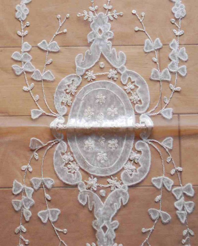 ファブリック（布）雑貨　インテリア雑貨　テーブルが華やかになるテーブルランナー。華やかなレース女性心をくすぐる華やかなモチーフのレース。(n10-029)