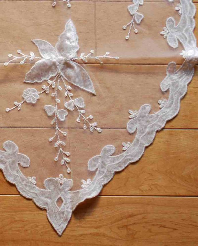 ファブリック（布）雑貨　インテリア雑貨　テーブルが華やかになるテーブルランナー。いつものテーブルに広げるだけあっという間に華やかな食卓に生まれ変わります。(n10-029)