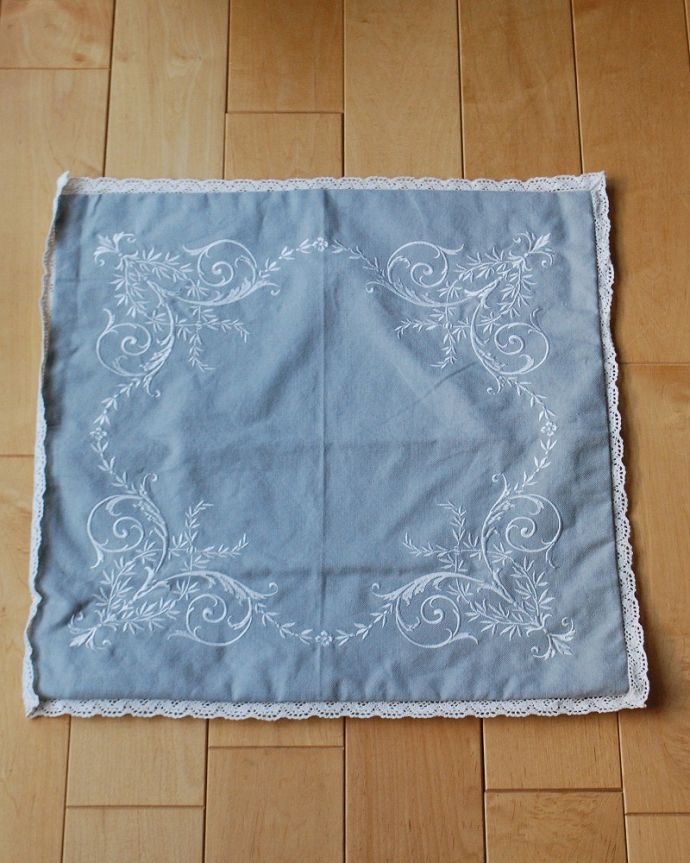 ファブリック（布）雑貨　インテリア雑貨　草花の刺繍が可愛いクッションカバー（グレイ）。クッションを外すとこんな感じカバーだけのお届けになります。(n10-031)