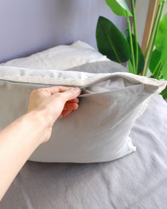 ファブリック（布）雑貨　インテリア雑貨　草花の刺繍が可愛いクッションカバー（グレイ）。使い勝手もバッチリカバーは取り外しもカンタンに出来るので、汚れてもお洗濯も出来て安心です。(n10-031)