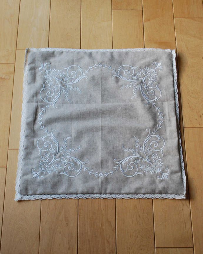 ファブリック(布)雑貨 インテリア雑貨 草花の刺繍が可愛いクッションカバー(ベージュ)。クッションを外すとこんな感じカバーだけのお届けになります。(n10-032)