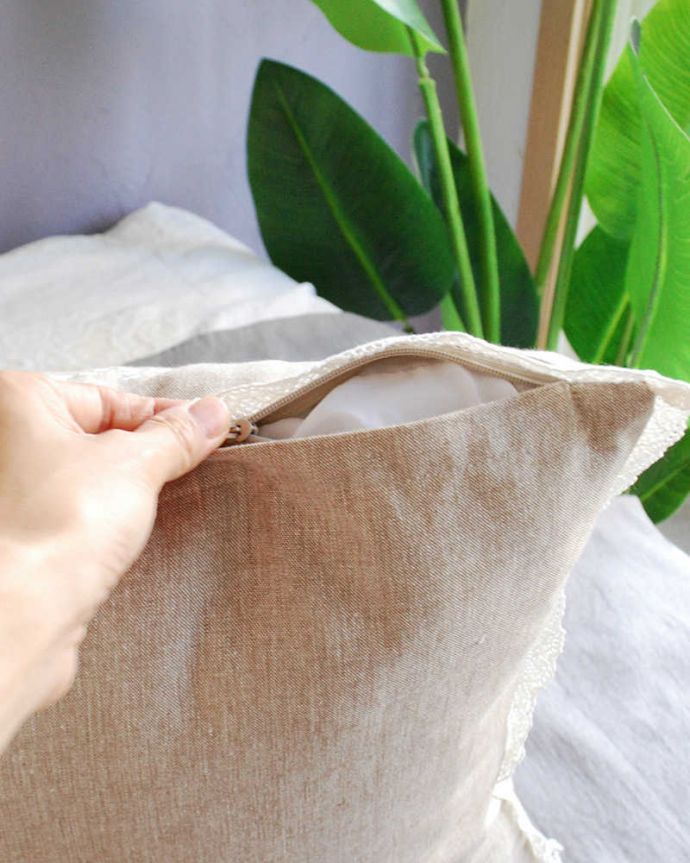 ファブリック(布)雑貨 インテリア雑貨 草花の刺繍が可愛いクッションカバー(ベージュ)。使い勝手もバッチリカバーは取り外しもカンタンに出来るので、汚れてもお洗濯も出来て安心です。(n10-032)