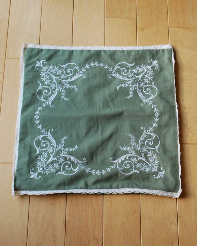 ファブリック(布)雑貨 インテリア雑貨 草花の刺繍が可愛いクッションカバー(グリーン)。クッションを外すとこんな感じカバーだけのお届けになります。(n10-033)