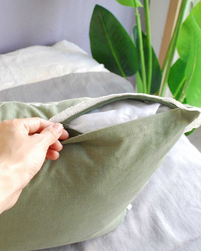 ファブリック(布)雑貨 インテリア雑貨 草花の刺繍が可愛いクッションカバー(グリーン)。使い勝手もバッチリカバーは取り外しもカンタンに出来るので、汚れてもお洗濯も出来て安心です。(n10-033)