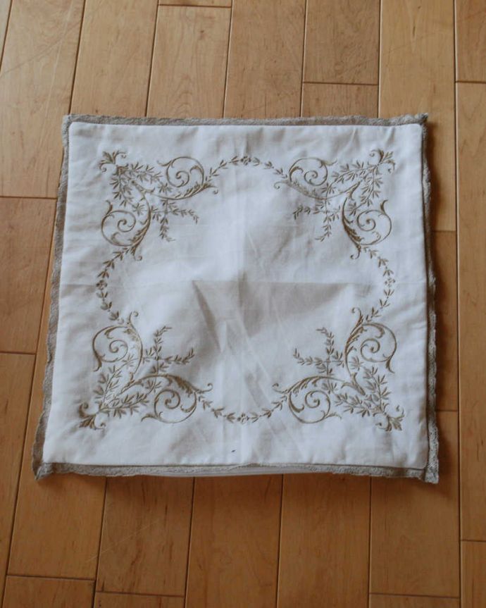 ファブリック(布)雑貨 インテリア雑貨 草花の刺繍が可愛いクッションカバー(ホワイト)。クッションを外すとこんな感じカバーだけのお届けになります。(n10-034)