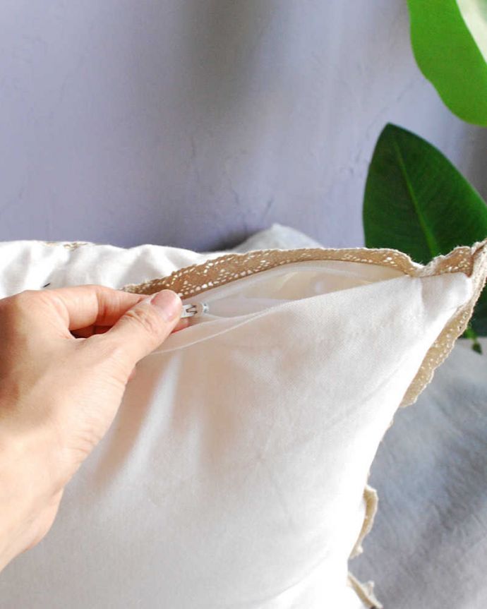 ファブリック(布)雑貨 インテリア雑貨 草花の刺繍が可愛いクッションカバー(ホワイト)。使い勝手もバッチリカバーは取り外しもカンタンに出来るので、汚れてもお洗濯も出来て安心です。(n10-034)