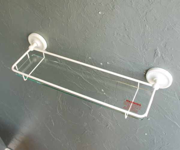 棚受け（シェルフ）　住宅用パーツ　真鍮×ガラスシェルフ（ホワイト）。入浴剤、ボディミルクや化粧水、歯磨きセットまでたっぷり乗せられます。(n12-114)