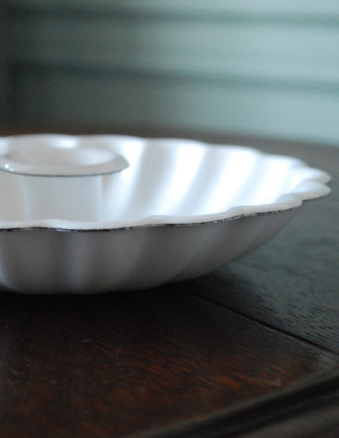 リビング雑貨　インテリア雑貨　アンティーク風のホーロー製キャンドルホルダー。一つ一つ手作りです 昔ながらの手間がかかる製法にこだわって作られたホーローの雑貨。(n12-191)