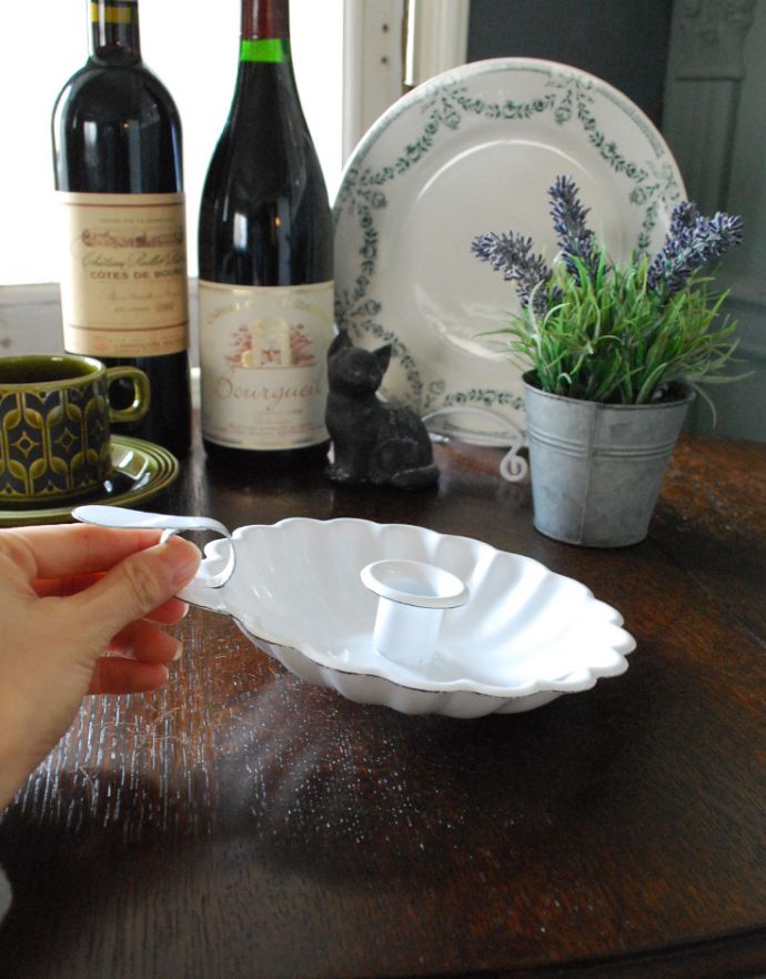 リビング雑貨　インテリア雑貨　アンティーク風のホーロー製キャンドルホルダー。大きさはコレくらい使い続けることで、自分でアンティークに育てて下さい。(n12-191)