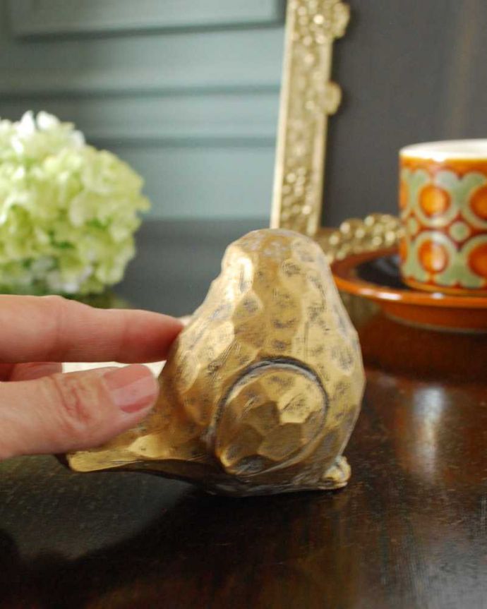 リビング雑貨　インテリア雑貨　コロンとしたかわいい小鳥に癒される、アンティーク調のオブジェ。後姿も可愛いどこから見ても可愛い姿に癒されます。(n12-223)