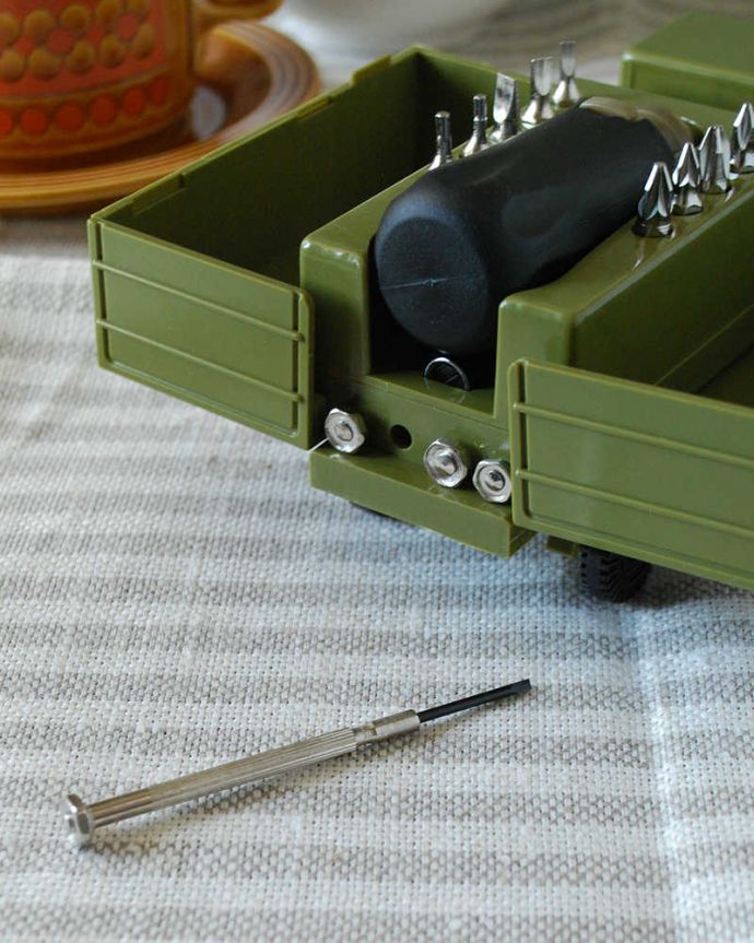 リビング雑貨　インテリア雑貨　可愛く実用的なツールキット（カーキトラック）。頼もしいドライバーセットです。(n12-251)