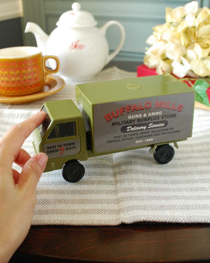 リビング雑貨　インテリア雑貨　可愛く実用的なツールキット（カーキトラック）。インテリアとしても楽しめます。(n12-251)