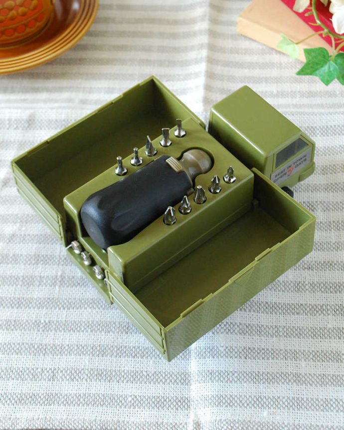 リビング雑貨　インテリア雑貨　可愛く実用的なツールキット（カーキトラック）。大人も子どももわくわくするツールボックスです。(n12-251)