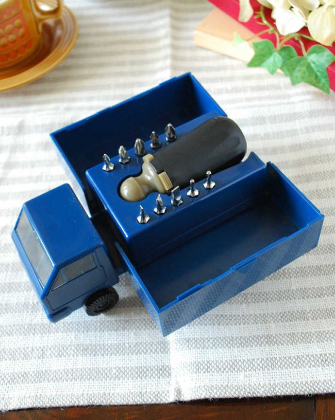 リビング雑貨　インテリア雑貨　可愛く実用的なツールキット（ブルートラック）。大人も子どももわくわくするツールボックスです。(n12-252)