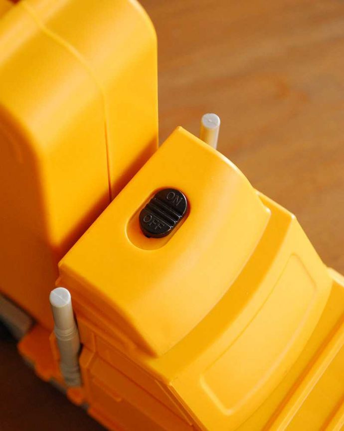 リビング雑貨　インテリア雑貨　可愛く実用的なツールキット（イエロー）。スイッチがあります。(n12-253)