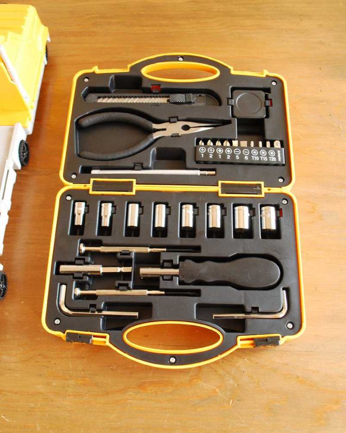 リビング雑貨　インテリア雑貨　可愛く実用的なツールキット（イエロー）。大人も子どももわくわくするツールボックスです。(n12-253)