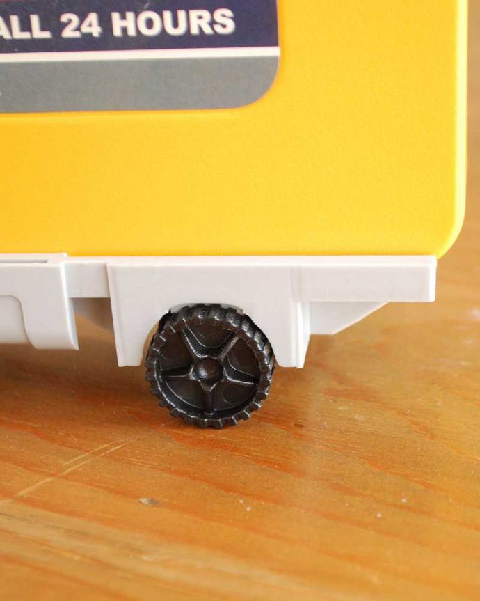 リビング雑貨　インテリア雑貨　可愛く実用的なツールキット（イエロー）。ライトやタイヤ部分などのバスの細かい部分にもこだわってデザインされています。(n12-253)