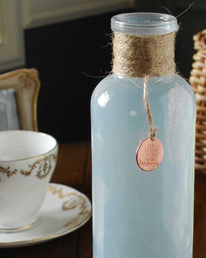 リビング雑貨　インテリア雑貨　首元に可愛いチャームが付いたカラーガラスのボタニカルベース（M・ホワイト）。チャームが付いていて、お洒落なアクセントになっています。(n12-261)