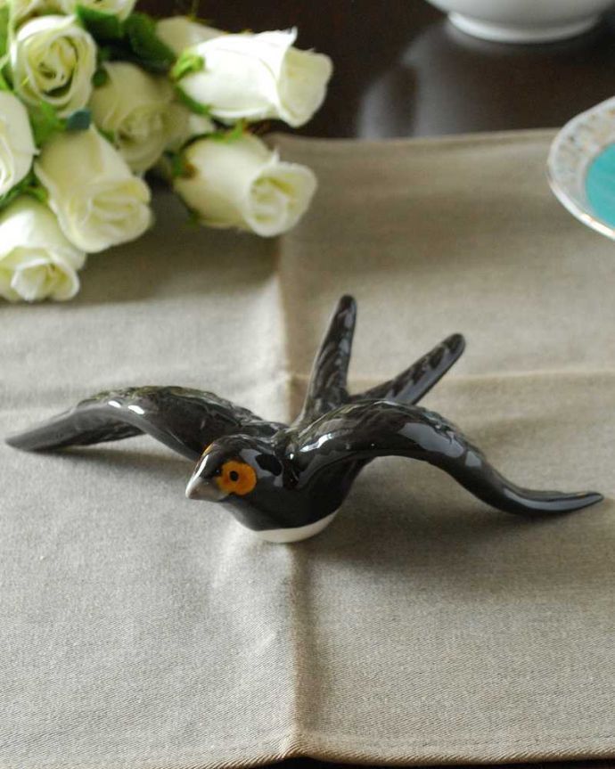 リビング雑貨 インテリア雑貨 ポルトガルから届いたBlack swallow ツバメL(ブラック)。ツバメの飛び交う町で作られました城壁に囲まれたポルトガルの美しい町の陶器工場で作られたツバメです。(n12-275)