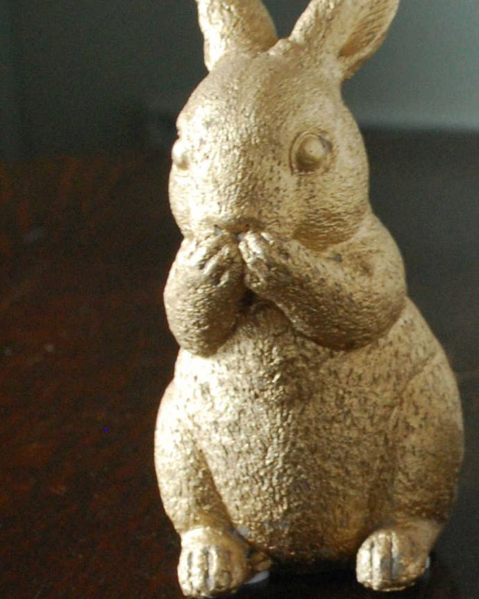 リビング雑貨　インテリア雑貨　思わず微笑んでしまう可愛らしいポーズの３羽のウサギ（ゴールド）。思わずほっこりしちゃう可愛らしさふっかふかのウサギの置き物は、見ているだけで思わず微笑んじゃう可愛らしさ。(n12-288)