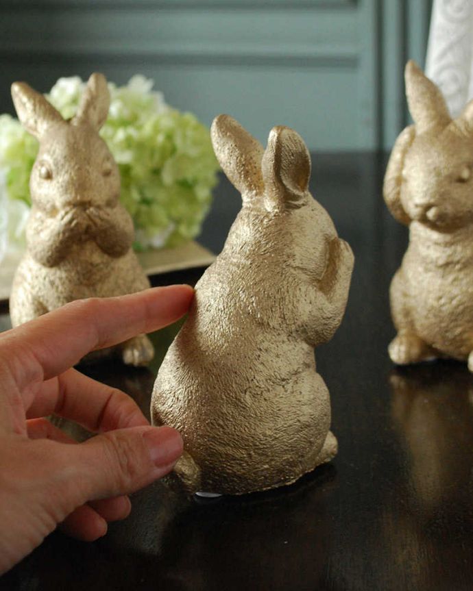 リビング雑貨　インテリア雑貨　思わず微笑んでしまう可愛らしいポーズの３羽のウサギ（ゴールド）。後姿も可愛いどこから見ても可愛い姿に癒されます。(n12-288)