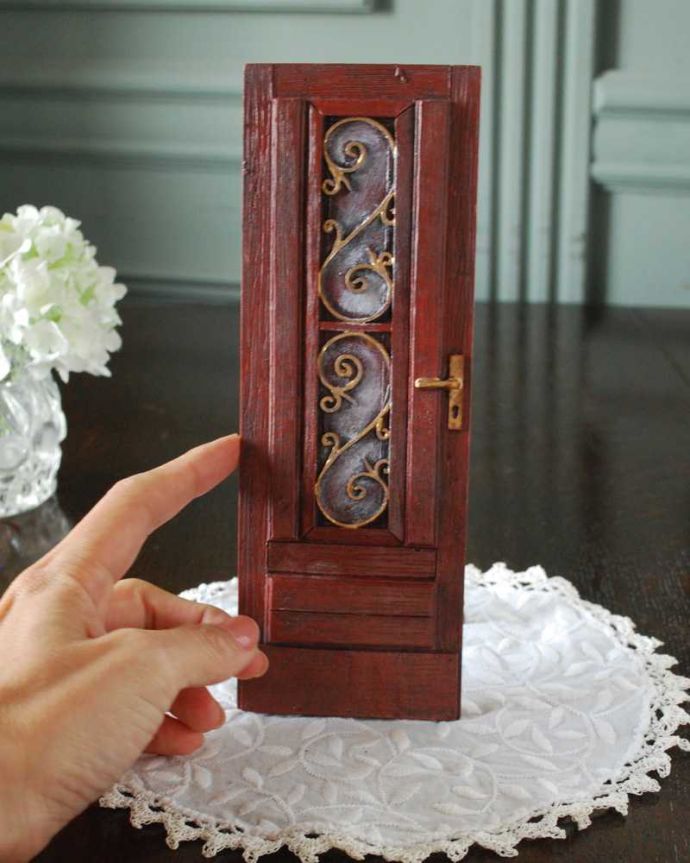 リビング雑貨　インテリア雑貨　アンティーク調のオブジェ（ミニドア・レッドブラウン）。大きさはコレくらい意外に大きめなので、実際もこんな感じかな？ってイメージしやすいです。(n12-293)