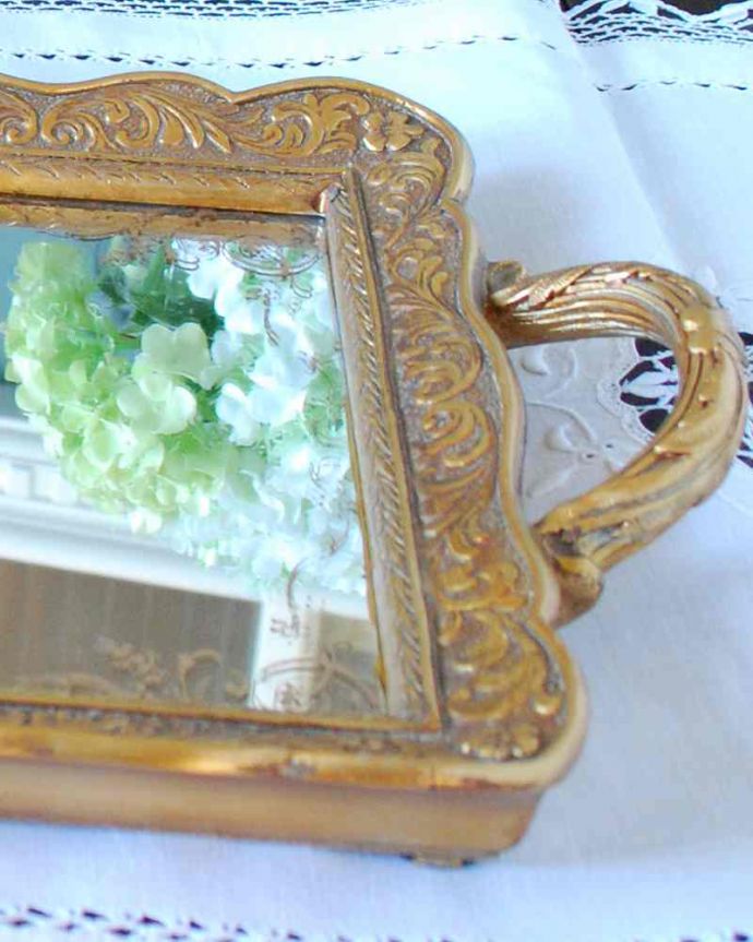 キッチン雑貨　インテリア雑貨　真ん中にキラキラ輝くミラーが貼られたアンティーク風のトレイ。縁取りに美しい彫が入ったトレイまるで本物のアンティークの様に縁取りに可愛らしい植物の細かい彫が入っています。(n12-308)