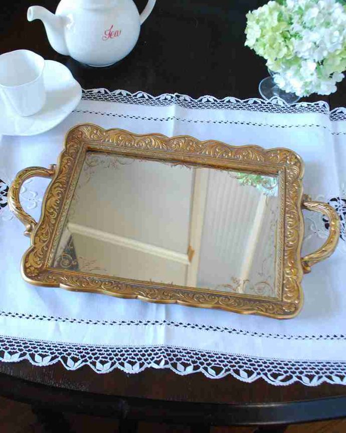 キッチン雑貨　インテリア雑貨　真ん中にキラキラ輝くミラーが貼られたアンティーク風のトレイ。上から見ると･･･ミラーの周りにもオシャレな絵が描かれています。(n12-308)