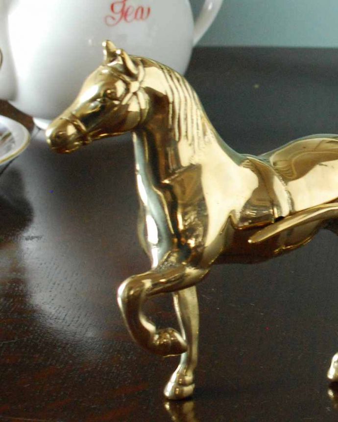 リビング雑貨　インテリア雑貨　イタリアからやって来た真鍮製のオブジェ（馬車）。まるで本物みたいなリアル感なんだか本物のアンティーク家具がそのまま小さくなったような雰囲気。(n12-312)