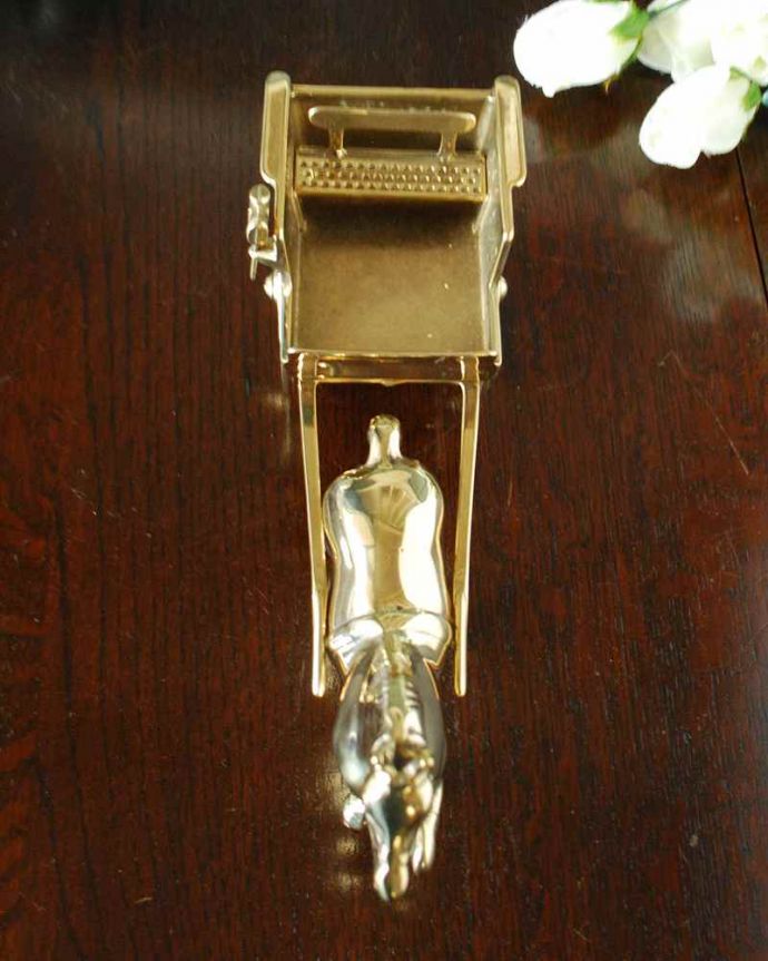 リビング雑貨　インテリア雑貨　イタリアからやって来た真鍮製のオブジェ（馬車）。上から見ると…荷台には小物が置けるようになっています。(n12-312)