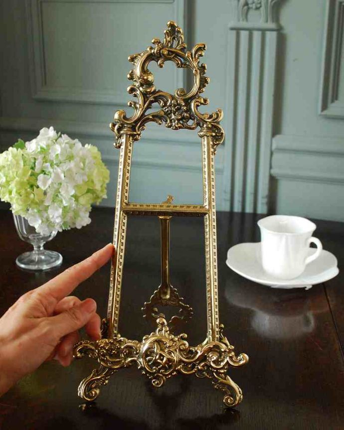 リビング雑貨　インテリア雑貨　イタリアからやて来た装飾が豪華な真鍮製イーゼル（S）。大きさはコレくらい楽譜やメニューも置ける大きなサイズです。(n12-313)