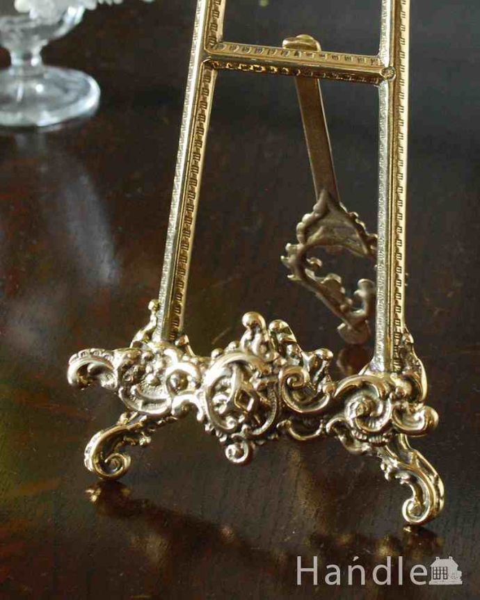 リビング雑貨　インテリア雑貨　イタリアからやて来た装飾が豪華な真鍮製イーゼル（SS）。高級感たっぷりの真鍮製イタリア生まれらしくゴージャスな雰囲気のイーゼル。(n12-314)