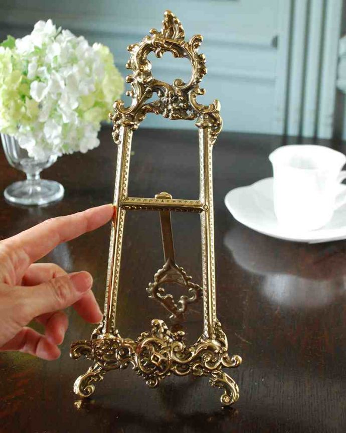 リビング雑貨　インテリア雑貨　イタリアからやて来た装飾が豪華な真鍮製イーゼル（SS）。大きさはコレくらいでこでも使いやしサイズです。(n12-314)