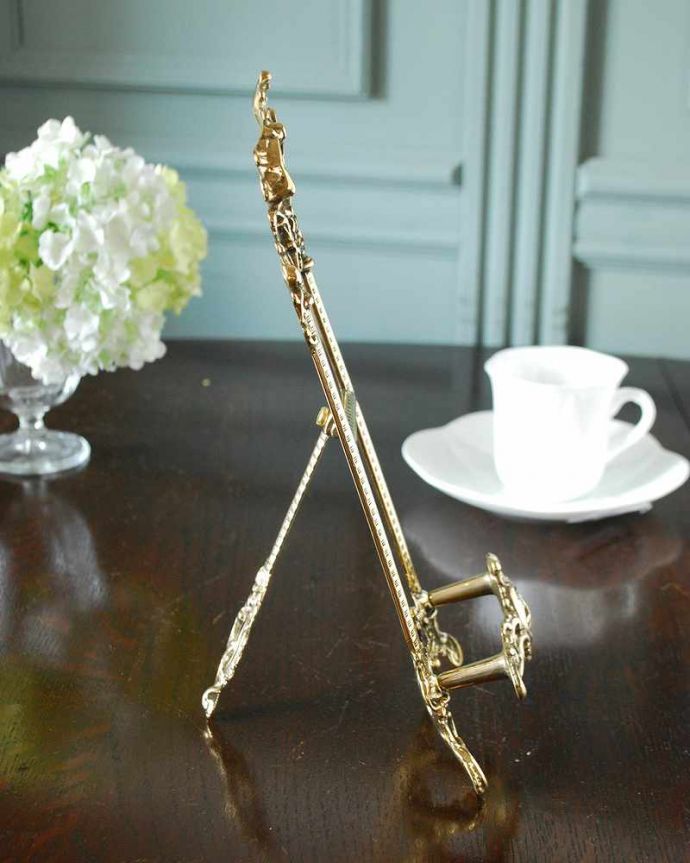 リビング雑貨　インテリア雑貨　イタリアからやて来た装飾が豪華な真鍮製イーゼル（SS）。横から見ると･･･自立できるスタンド付きです。(n12-314)