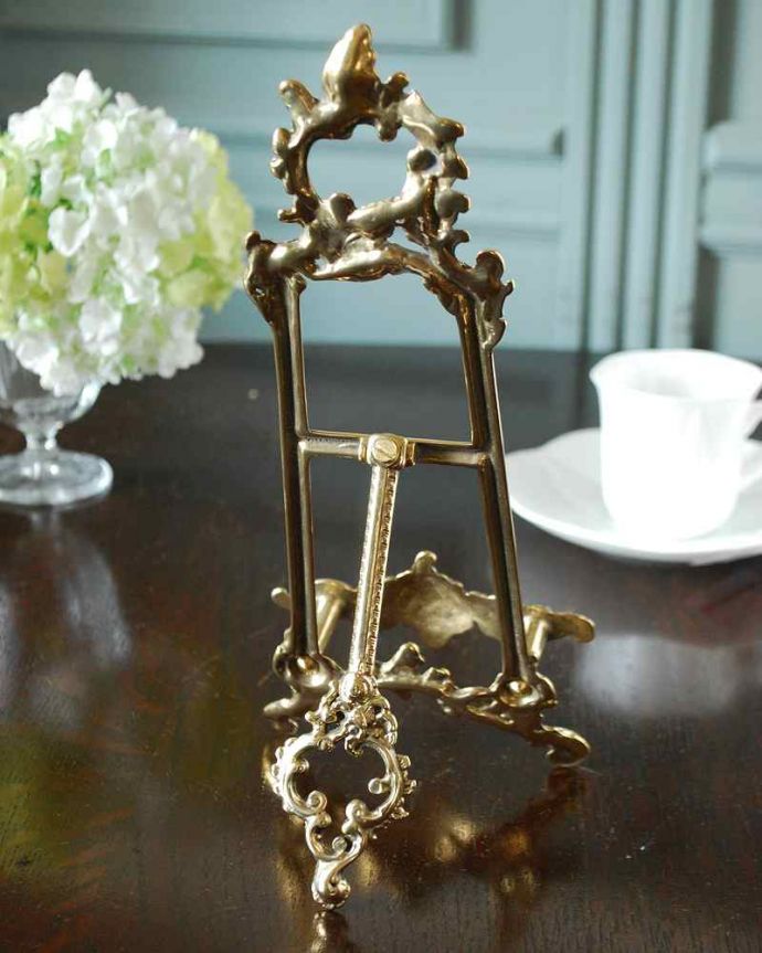 リビング雑貨　インテリア雑貨　イタリアからやて来た装飾が豪華な真鍮製イーゼル（SS）。裏面はこんな感じスタンドはマイナスドライバーで固定して使用して下さい。(n12-314)