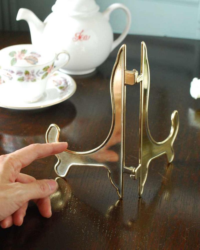 リビング雑貨　インテリア雑貨　イタリアからやって来た高級感漂う真鍮製のスタンド（S）。サイズはこのくらいです。(n12-315)