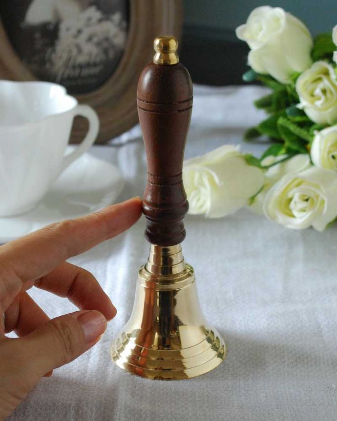 リビング雑貨　インテリア雑貨　キラキラに輝く真鍮が美しい持ち手が木製のハンドベル。キレイな音を奏でてくれます色々な使い方で鳴らして使って下さい。(n12-323)