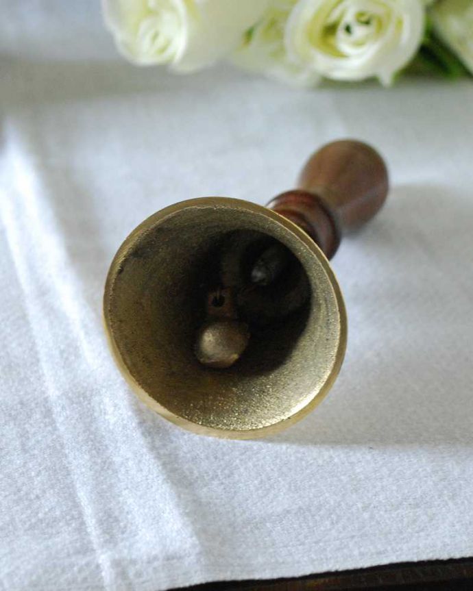 リビング雑貨　インテリア雑貨　キラキラに輝く真鍮が美しい持ち手が木製のハンドベル。ベルの中はこんな感じです真鍮製なので、使っていくごとに味わい深い色合いに変化していきます。(n12-323)