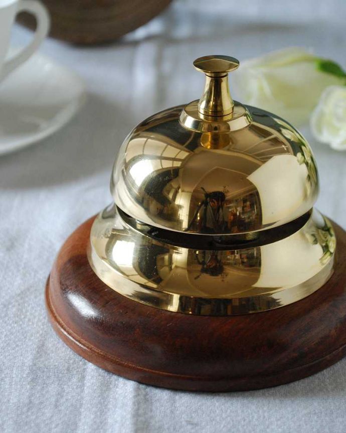 リビング雑貨　インテリア雑貨　キラキラに輝く真鍮が美しい木製土台のフロントベル(卓上ベル)。キラッと輝くベル真鍮で出来たキラキラ輝くベルは、置いておくだけで絵になるんです。(n12-325)