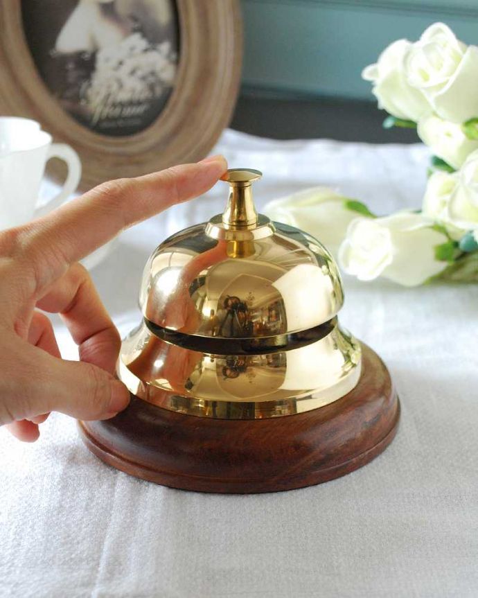 リビング雑貨　インテリア雑貨　キラキラに輝く真鍮が美しい木製土台のフロントベル(卓上ベル)。キレイな音を奏でてくれます上を押すと「チンッ」とベルがなります。(n12-325)