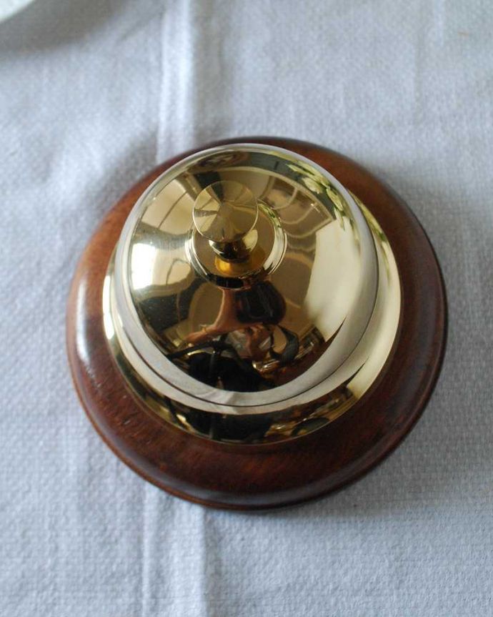 リビング雑貨　インテリア雑貨　キラキラに輝く真鍮が美しい木製土台のフロントベル(卓上ベル)。上から見るとこんな感じです真鍮製なので、使っていくごとに味わい深い色合いに変化していきます。(n12-325)