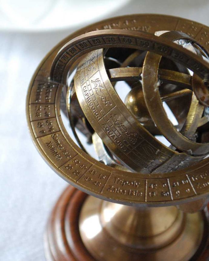 リビング雑貨 インテリア雑貨 置くだけで絵になる卓上タイプの小さな天球儀、真鍮製のアンティーク風オブジェ。オトナ色のデイスプレイ雑貨置いておくだけでオシャレなディスプレイ用の天球儀。(n12-326)