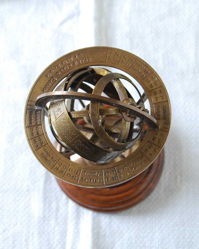 リビング雑貨 インテリア雑貨 置くだけで絵になる卓上タイプの小さな天球儀、真鍮製のアンティーク風オブジェ。上から見ると…グルっと360度、どこから見てもカッコいい!置くだけでお部屋がオシャレに見えてきます。(n12-326)