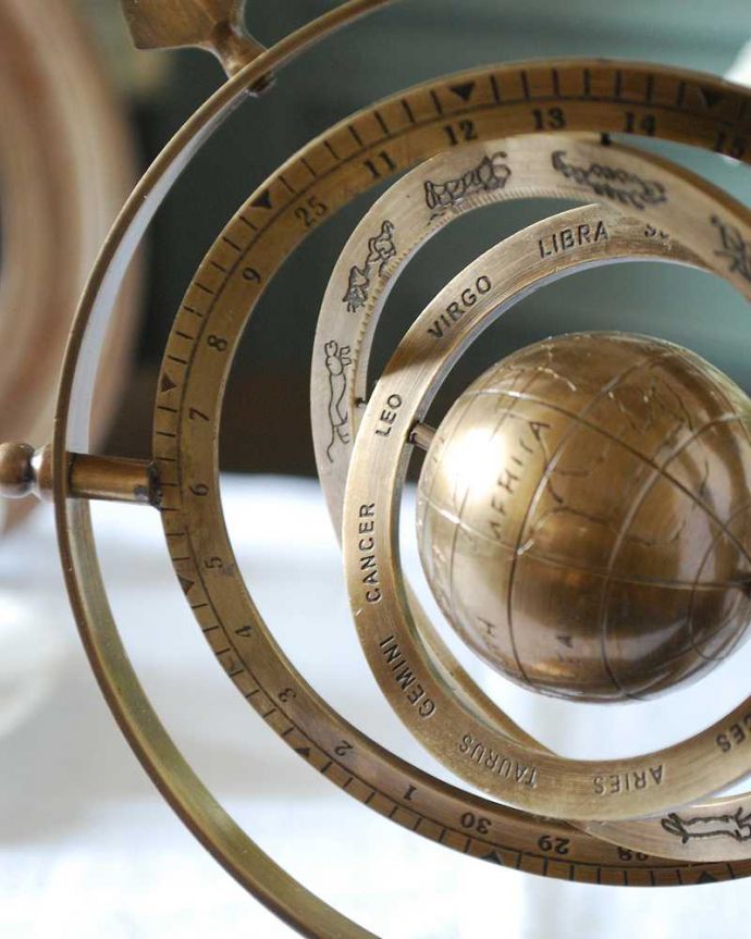 リビング雑貨 インテリア雑貨 置くだけで絵になる天球儀、真鍮製のアンティーク風オブジェ。オトナ色のデイスプレイ雑貨置いておくだけでオシャレなディスプレイ用の天球儀。(n12-327)